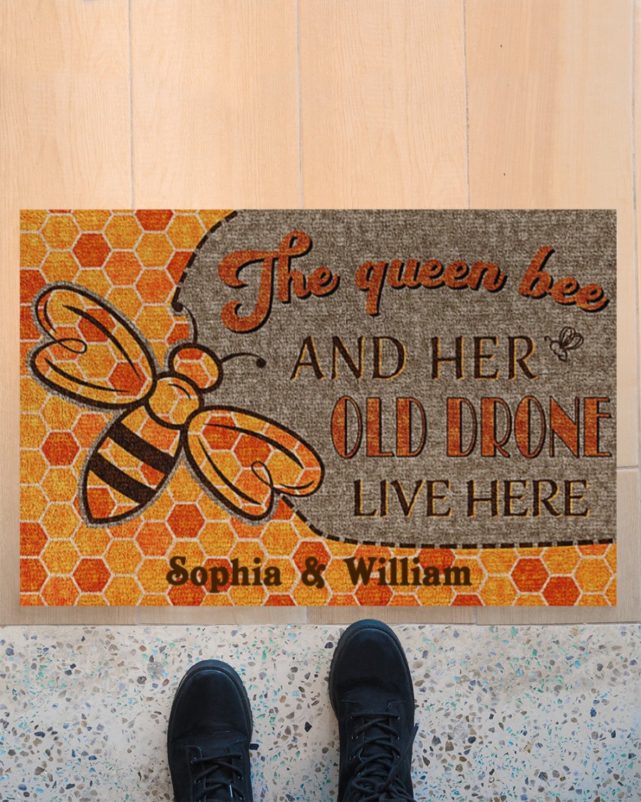 Thequeenbeeandherolddroneliveheredoormat